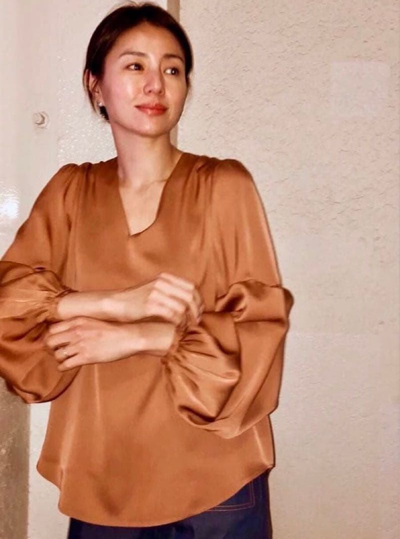 ロワン　loin. 　シルクVネックブラウス　井川遥