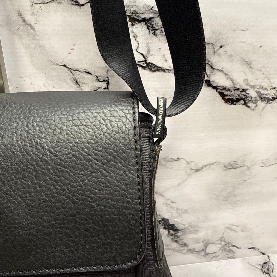 (極美品)大人気、アルマーニ、ショルダーバッグ、レザー、シボ革、人気色、黒、高級