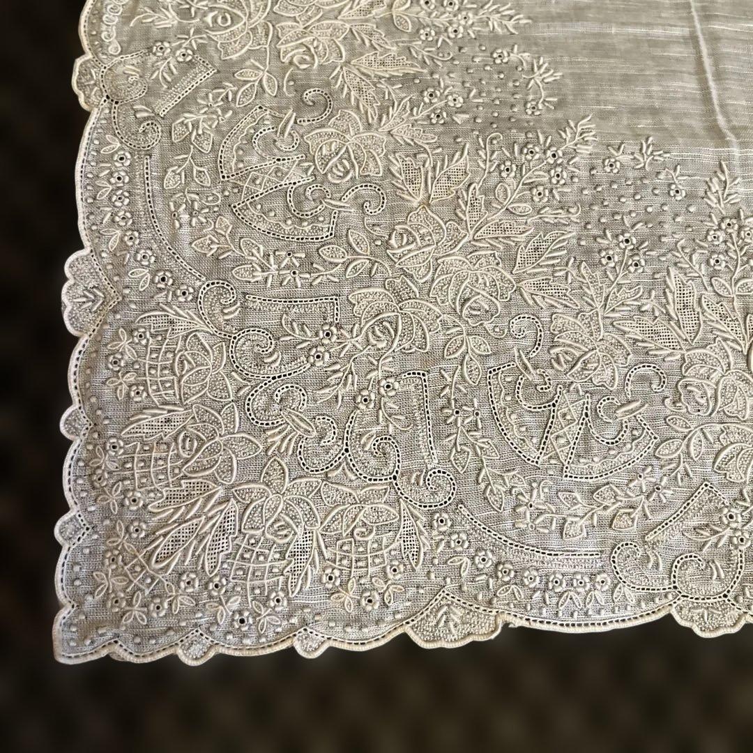 汕頭　スワトウ　刺繍入りホワイトハンカチ 約29cm x 29cm