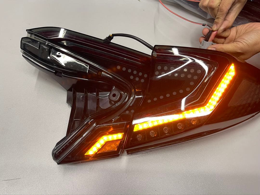 C-HR LEDテールランプ 流れるウィンカー 中古品 当社 デモカー 装着品