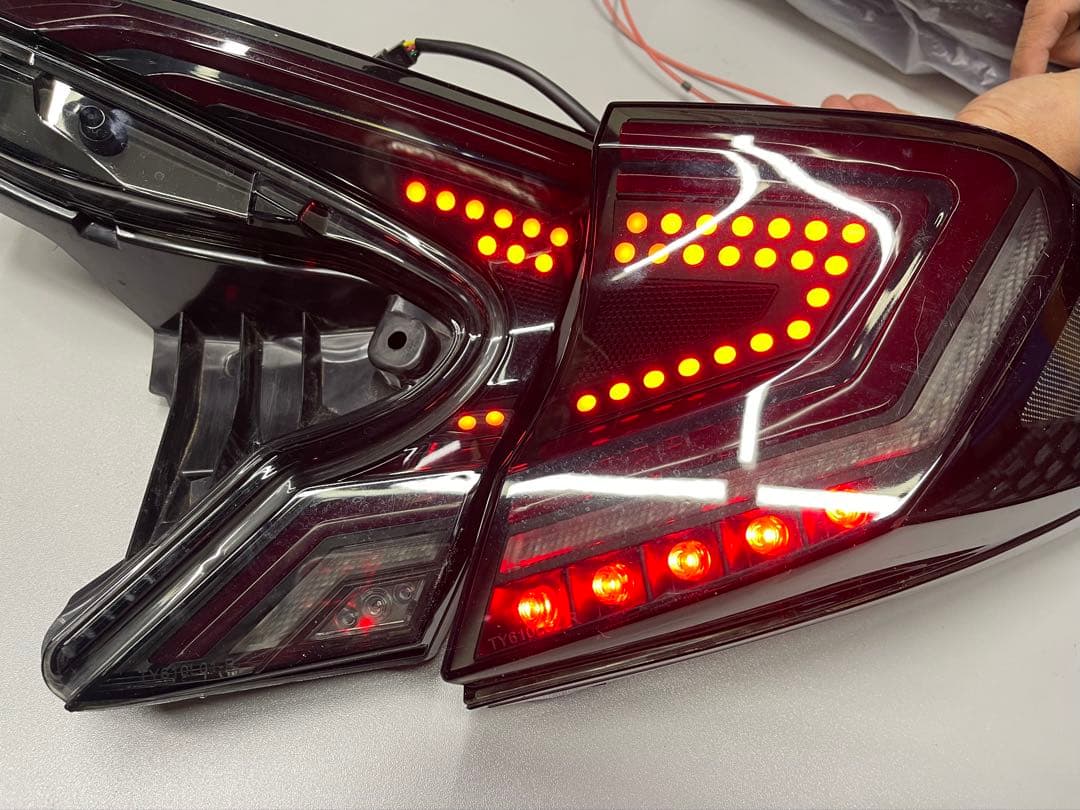 C-HR LEDテールランプ 流れるウィンカー 中古品 当社 デモカー 装着品