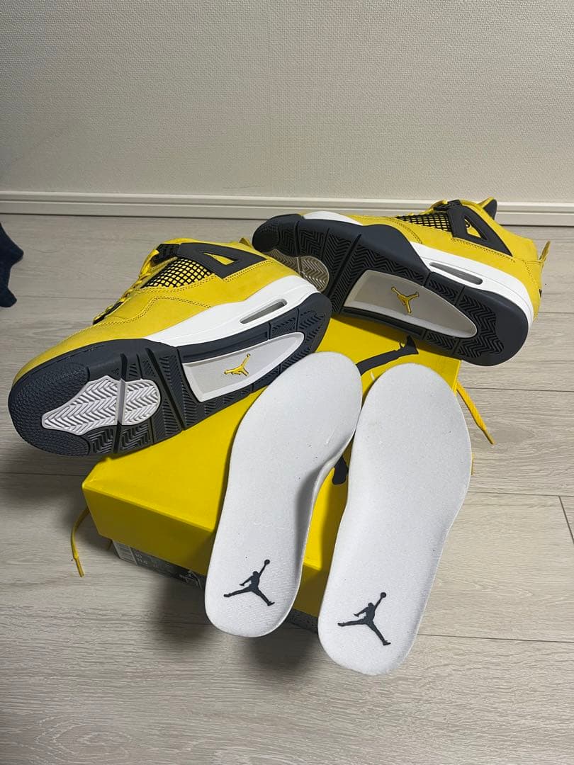 ナイキ エアジョーダン4 \"ツアーイエロー\"