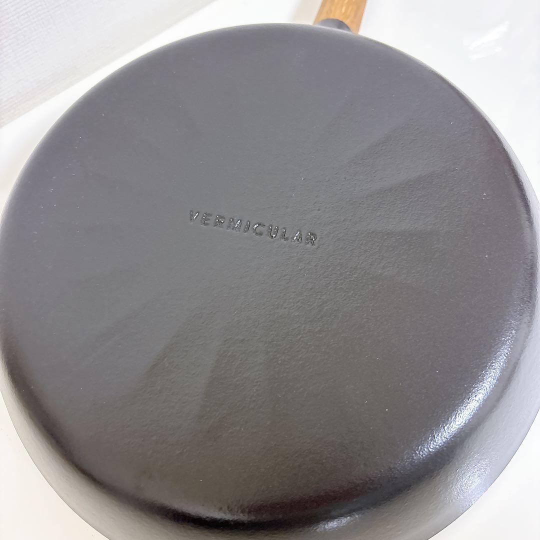 未使用 バーミキュ フライパン 26cm オーク ガス・IH対応 鋳物ホーロー