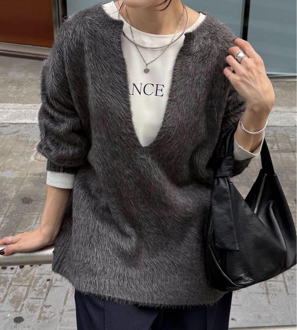 美品⭐︎エアリー深Vニット