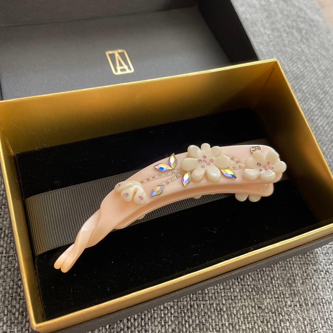 アレクサンドルドゥパリ バナナクリップ 花