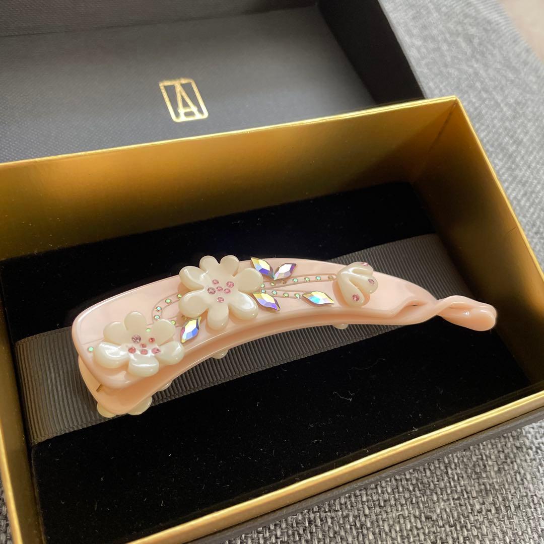 アレクサンドルドゥパリ バナナクリップ 花