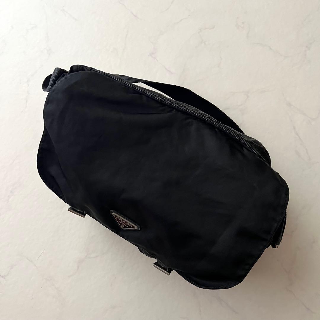 プラダ メッセンジャー ショルダーバッグ ブラック 黒 三角プレート フラップ