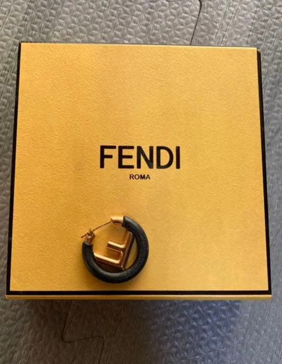 fendi 片耳ピアス　レザー