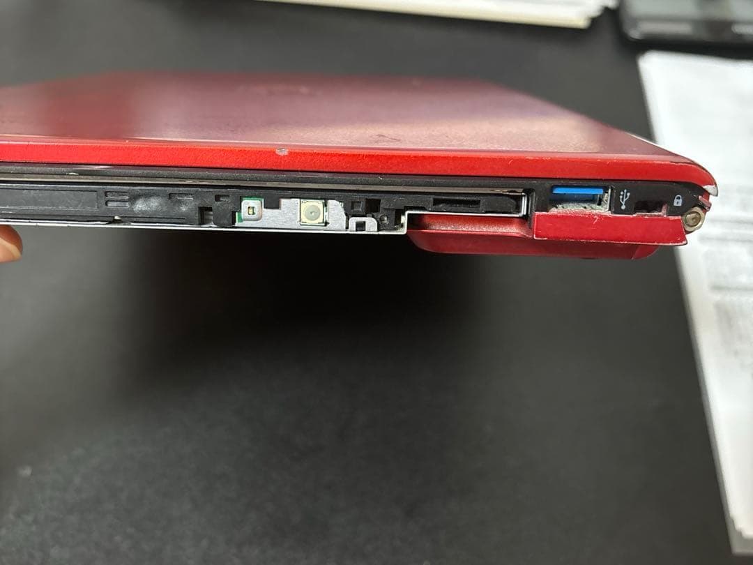 富士通 LIFEBOOK SH90/B1（スパークリングリッシュレッド）