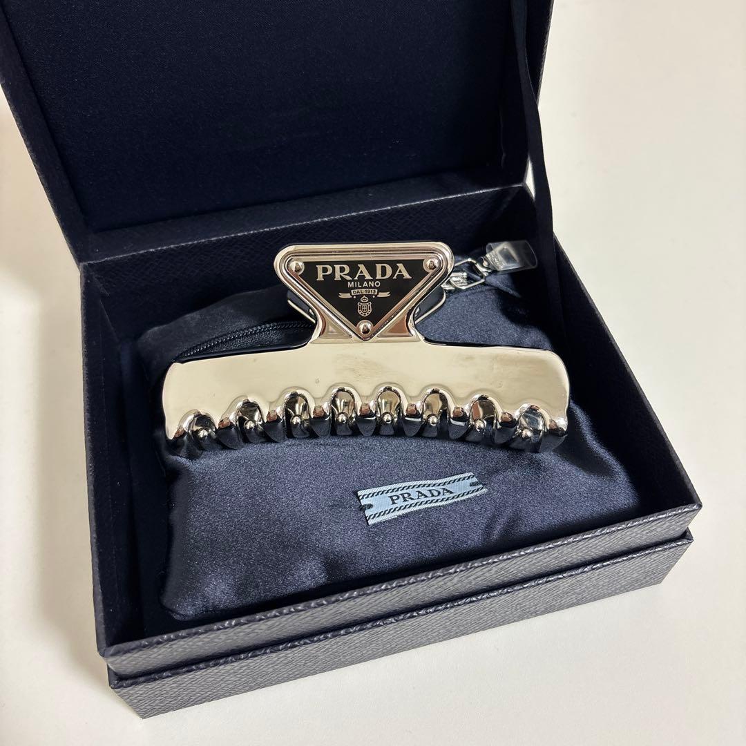 PRADA メタル ヘアクリップ