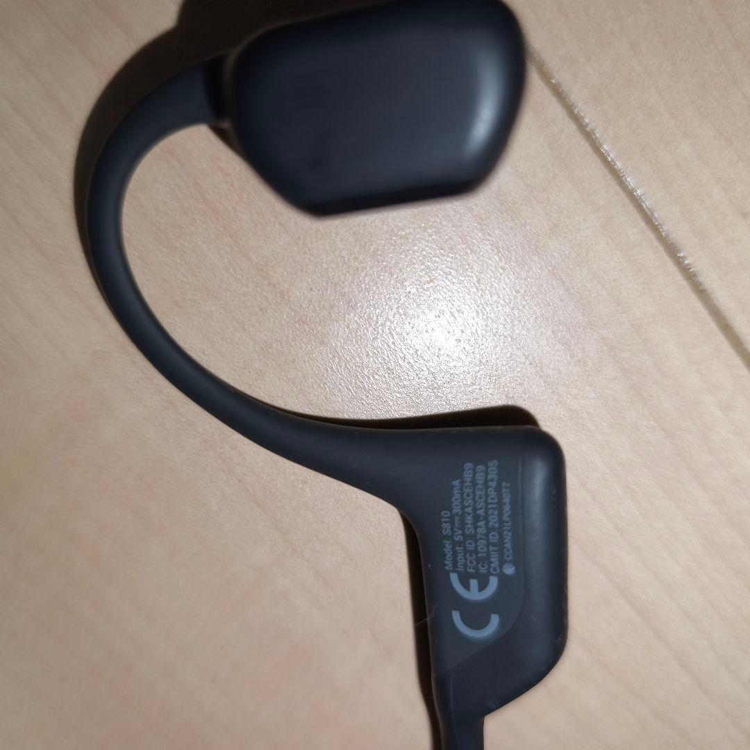 SHOKZ open run pro 本体とUSBケーブル