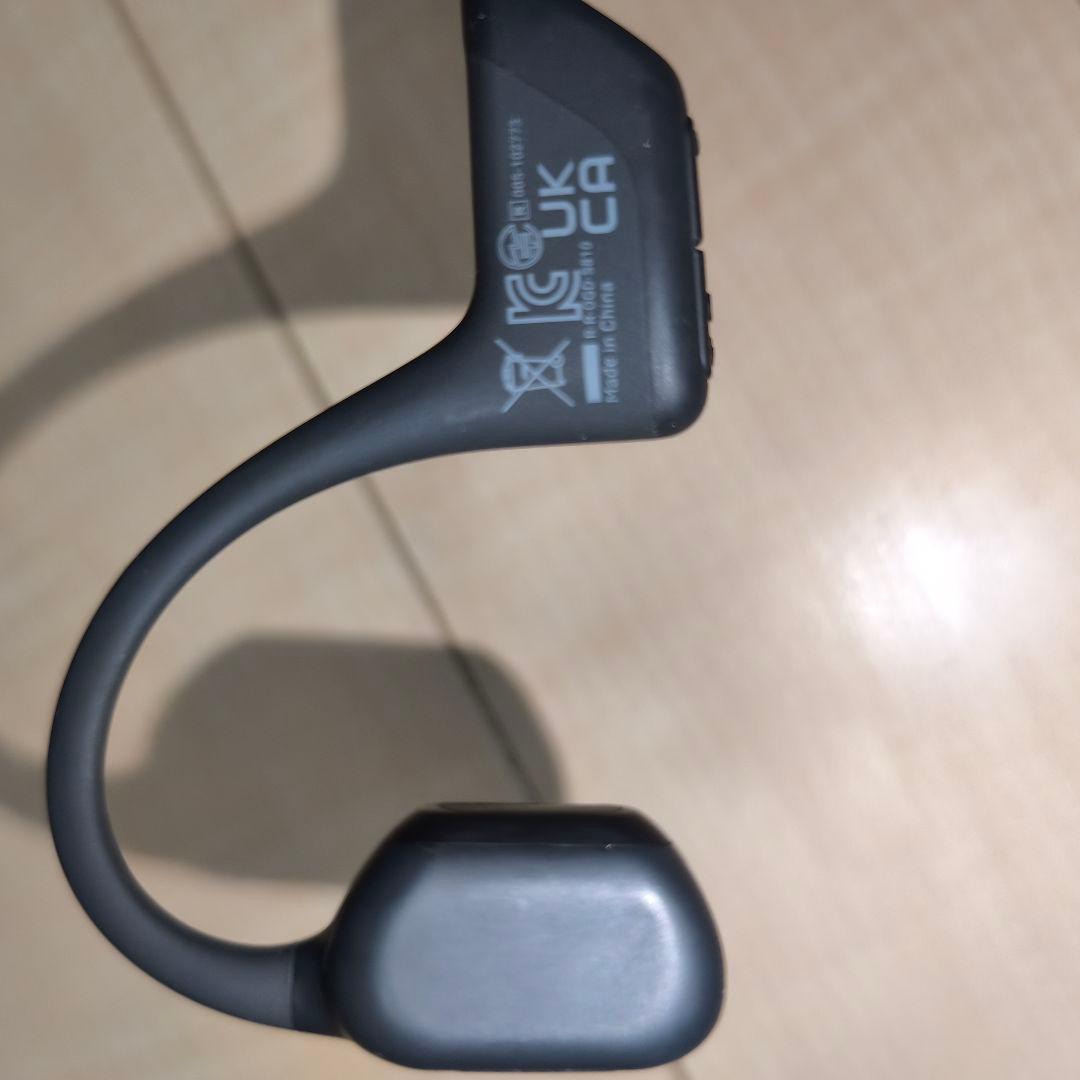 SHOKZ open run pro 本体とUSBケーブル