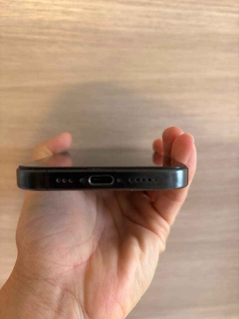 Apple iPhone 15Pro ブラックチタニウム　本体