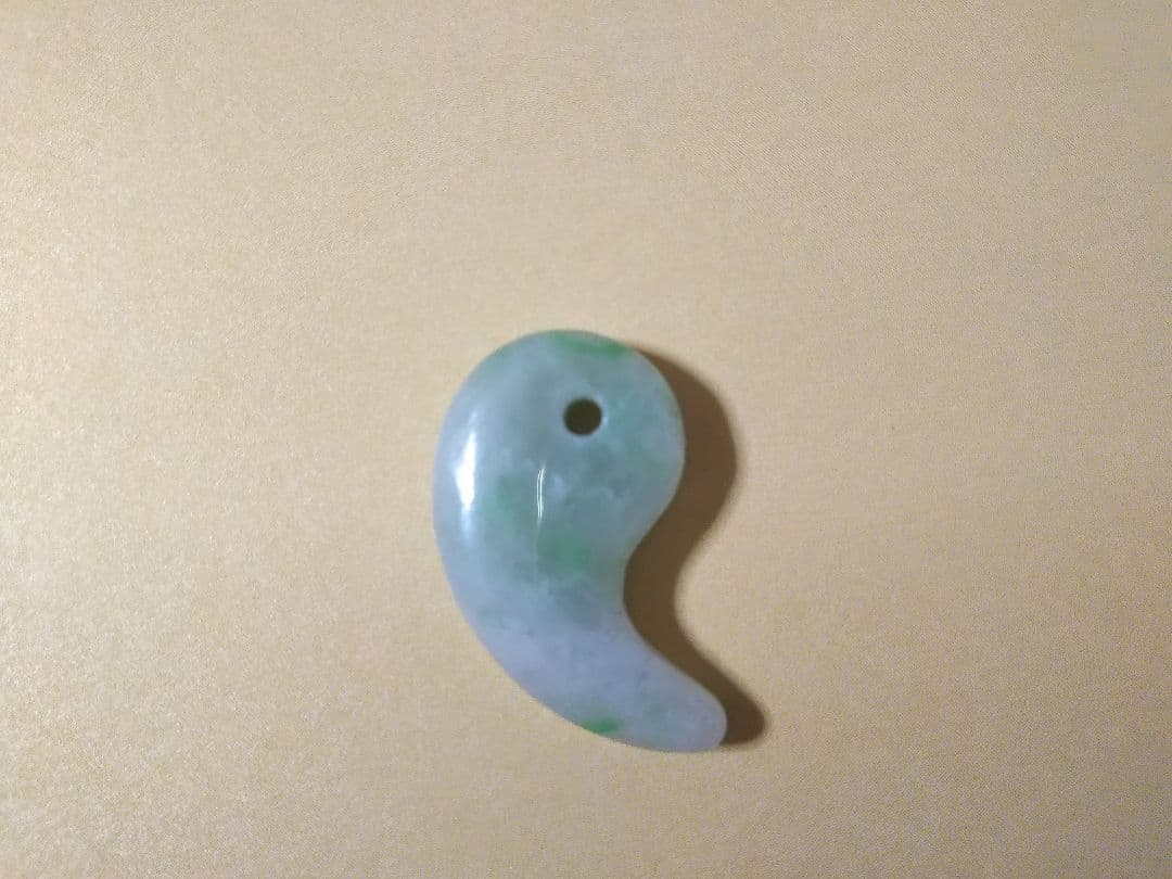 天然石 糸魚川 翡翠 ヒスイ 勾玉 ①