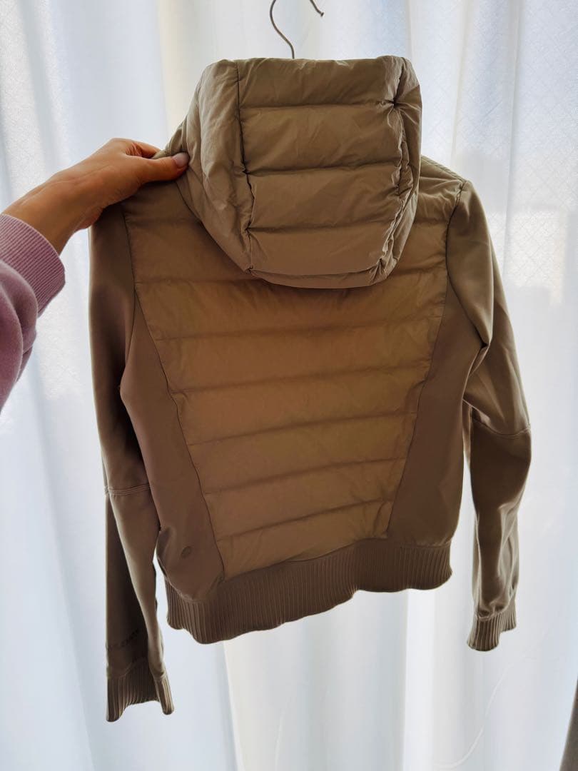 Lululemon フード付きベージュダウンジャケット