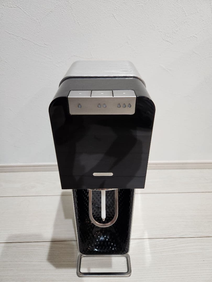 ソーダストリーム　炭酸水メーカー ブラック シルバー　箱あり　ボトル付き