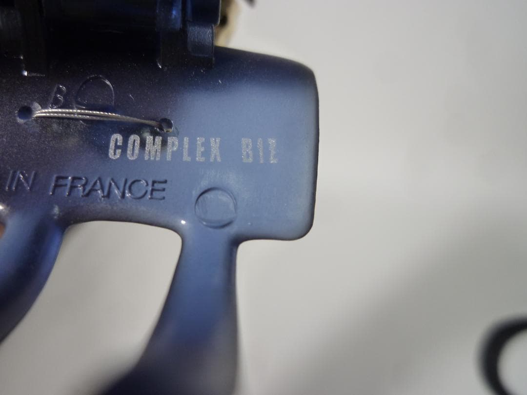 ビジュー装飾のヘアクリップ