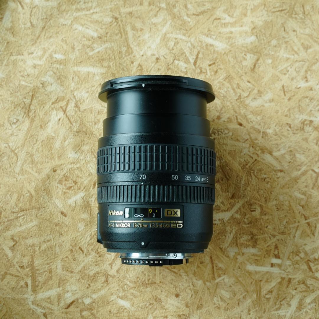 Nikon D40 デジタル一眼レフ + AF-S NIKKOR 18-70