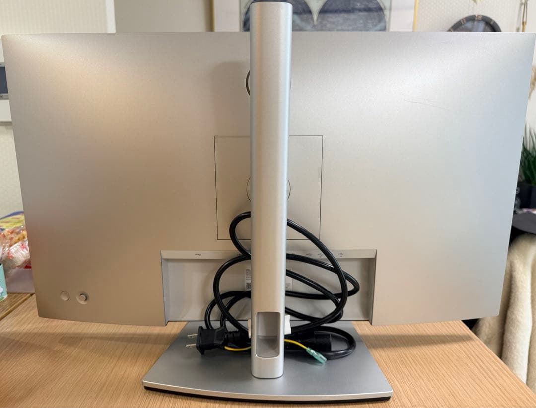 Dell U2722D （27インチ・QHD 2K解像度）ディスプレイ 本体