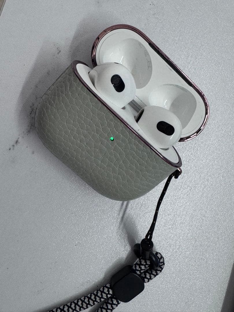 AirPods Pro 第二世代　ワイヤレスイヤホン　ライトニング ケース付き