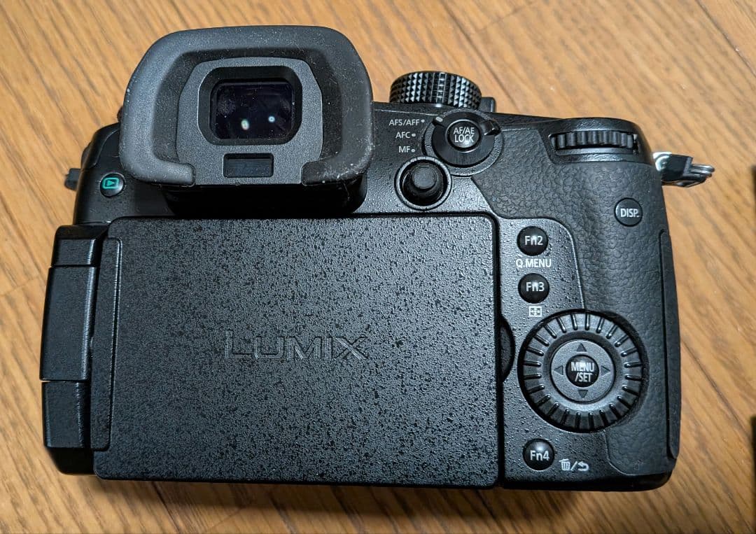 LUMIX GH5 ミラーレス一眼カメラ　バッテリー３コ　ACアダプター付属