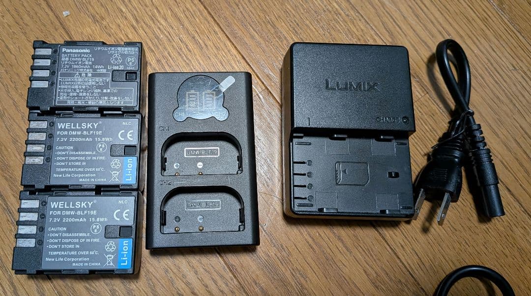 LUMIX GH5 ミラーレス一眼カメラ　バッテリー３コ　ACアダプター付属