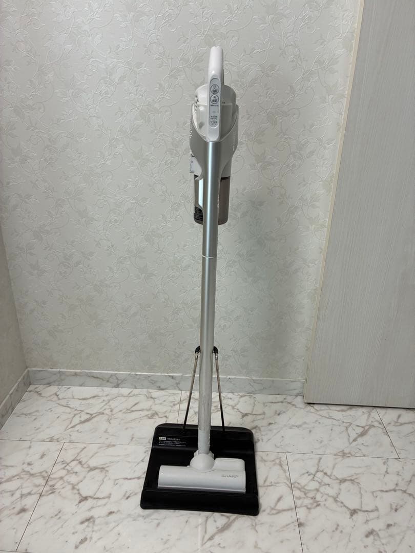シャープ　充電式掃除機　EC-AR8-W