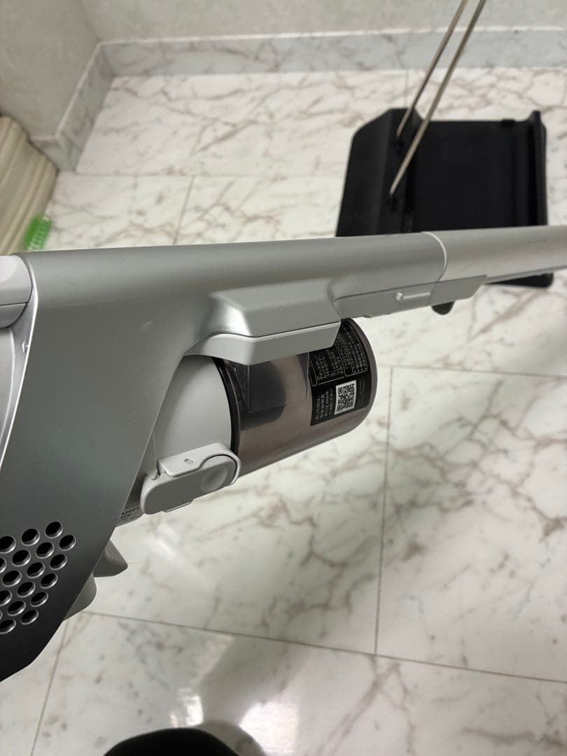 シャープ　充電式掃除機　EC-AR8-W