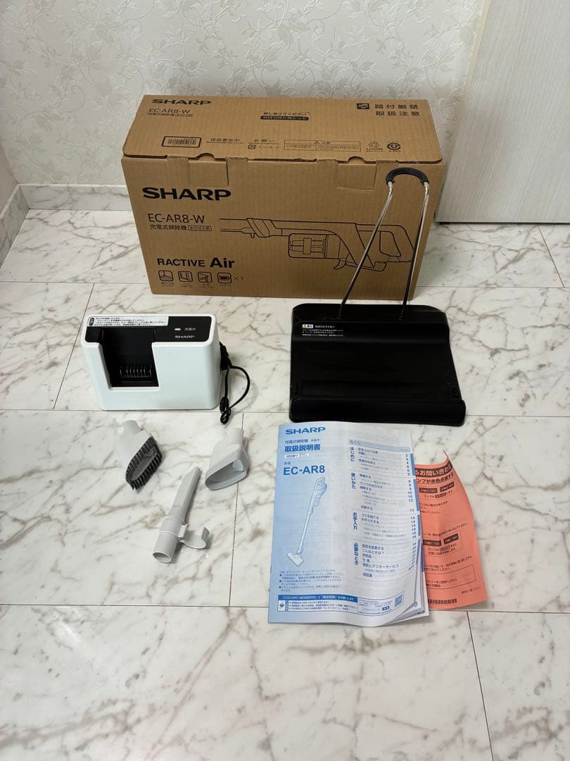 シャープ　充電式掃除機　EC-AR8-W