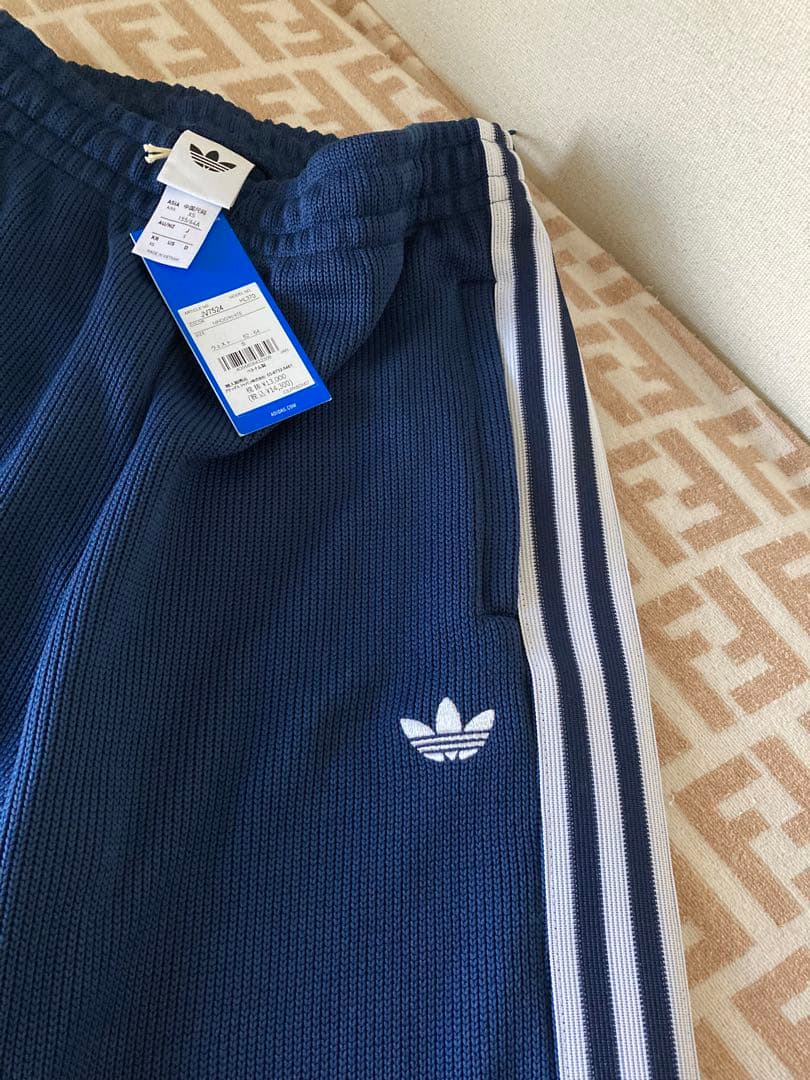「あき」新品未使用品　Sサイズadidas 3ストライプ トラックパンツ