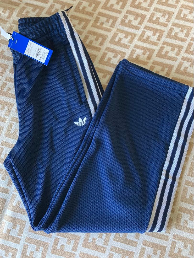 「あき」新品未使用品　Sサイズadidas 3ストライプ トラックパンツ