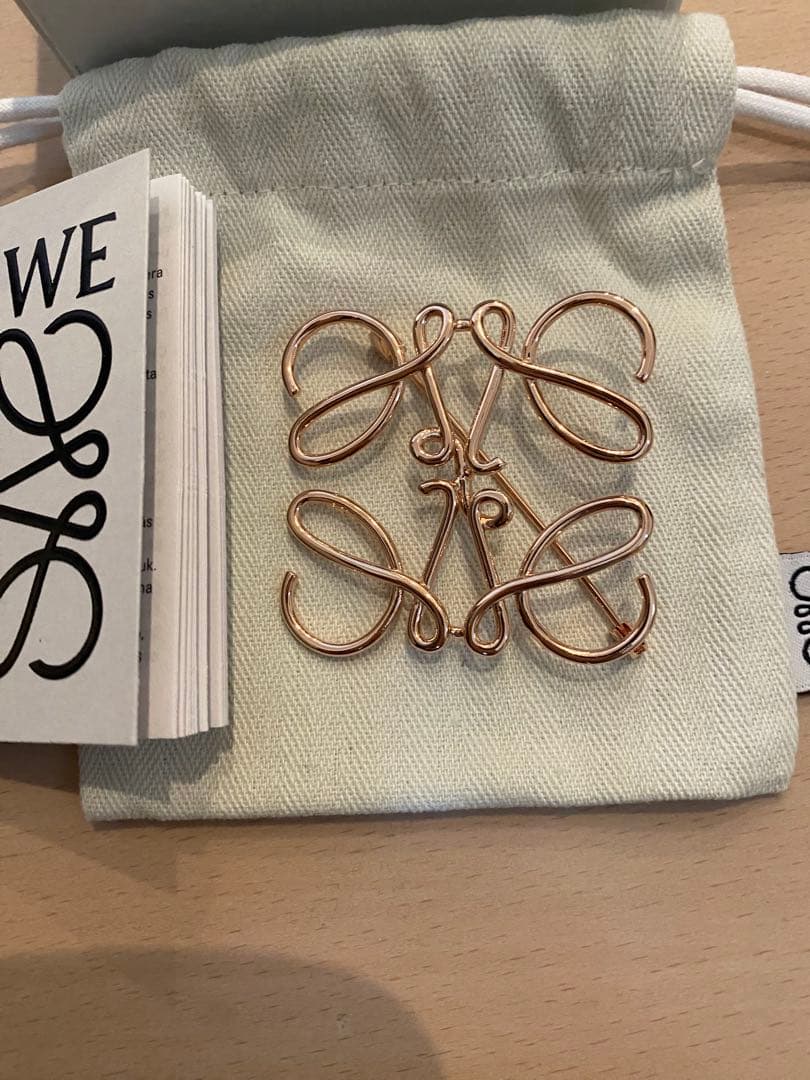 新品LOEWEアナグラムブローチ　ローズゴールド