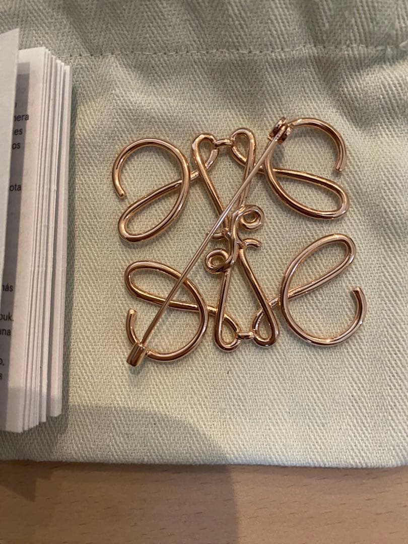 新品LOEWEアナグラムブローチ　ローズゴールド