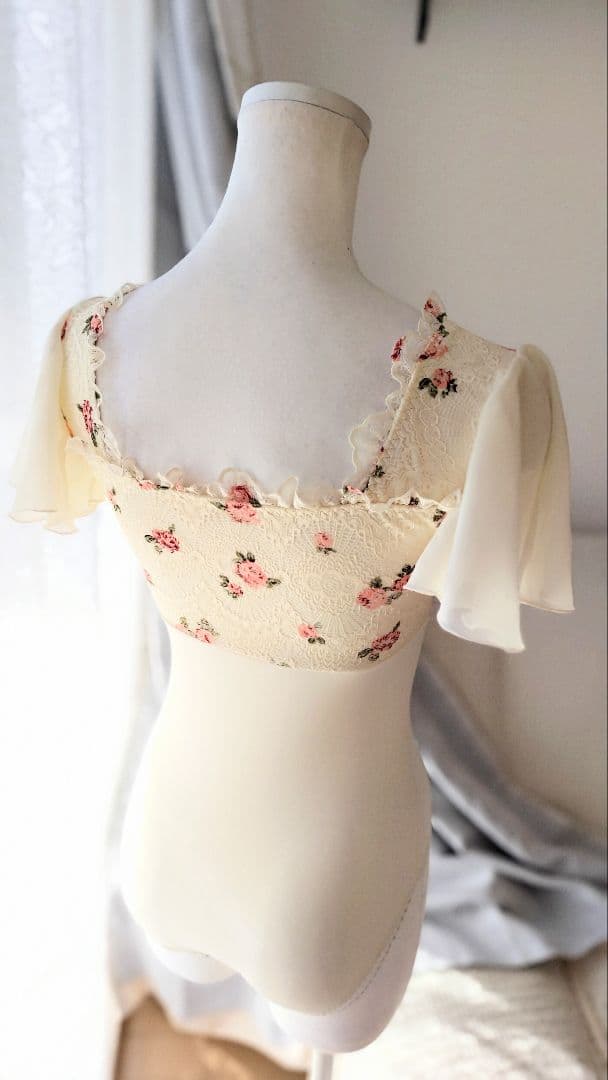 Ｓ～Ｍサイズ／秘密の花園に咲く可憐なピンクの薔薇が可愛いアイボリー娘役レオタード