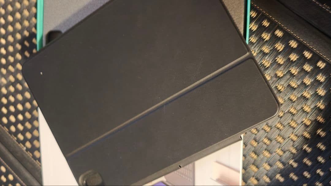 iPad pro 第6世代　logicool 英字配列キーボード　ESRケース付