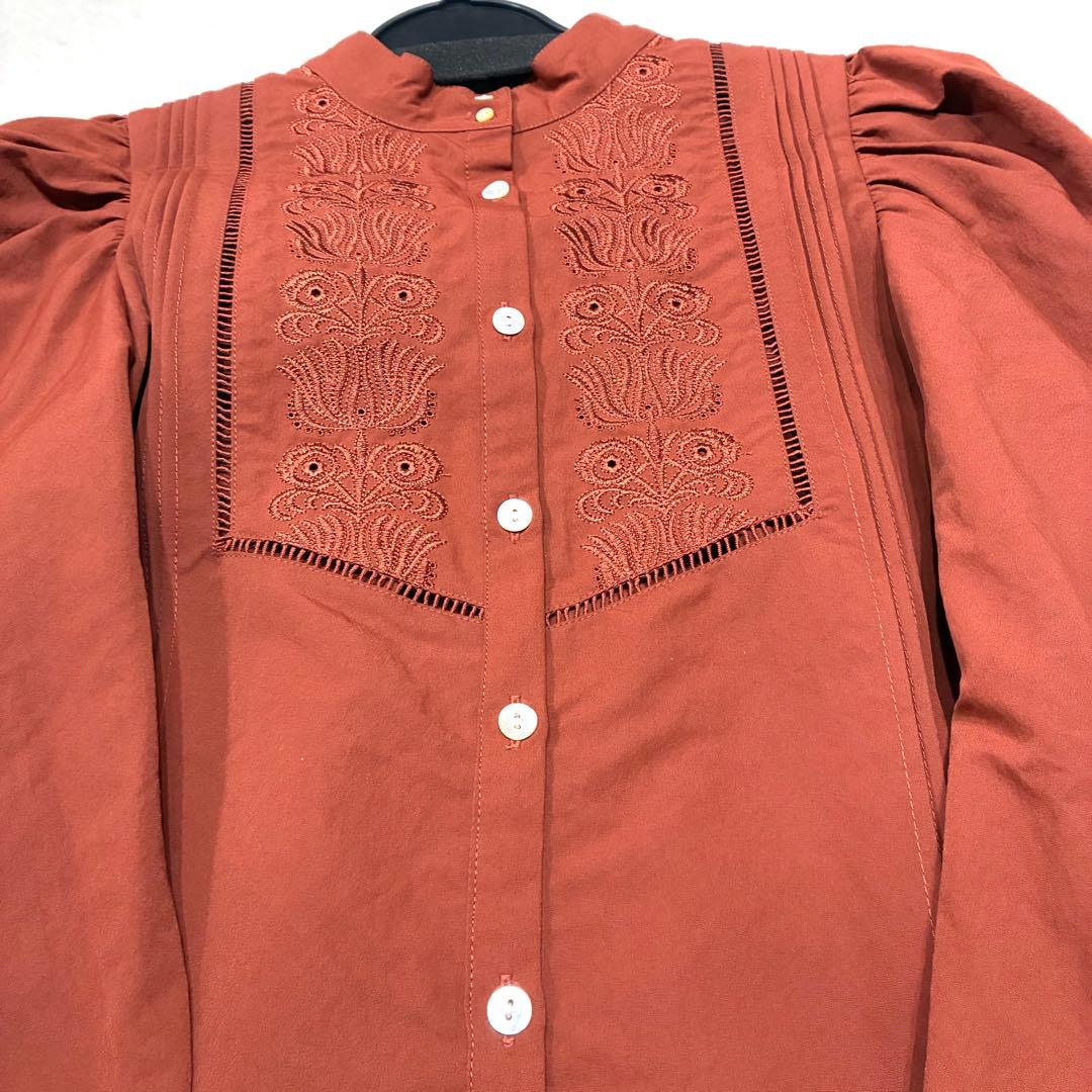 AMERI UND POWER SHOULDER LACE BLOUSE レッド