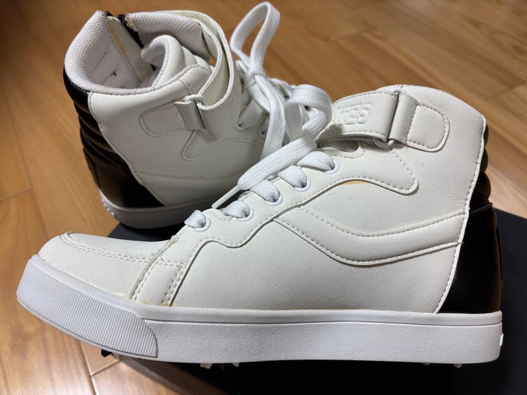 パーリーゲイツゴルフシューズ 【白と黒のコンビのハイカット】