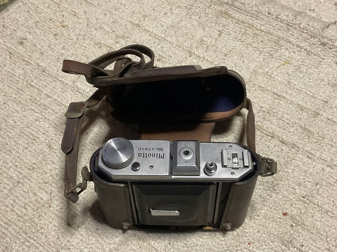 ミノルタ・蛇腹式カメラ、型式不明　年代不明？【蛇腹破れ無しだが、表面ヒビ有り】。