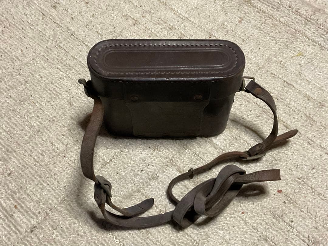 ミノルタ・蛇腹式カメラ、型式不明　年代不明？【蛇腹破れ無しだが、表面ヒビ有り】。