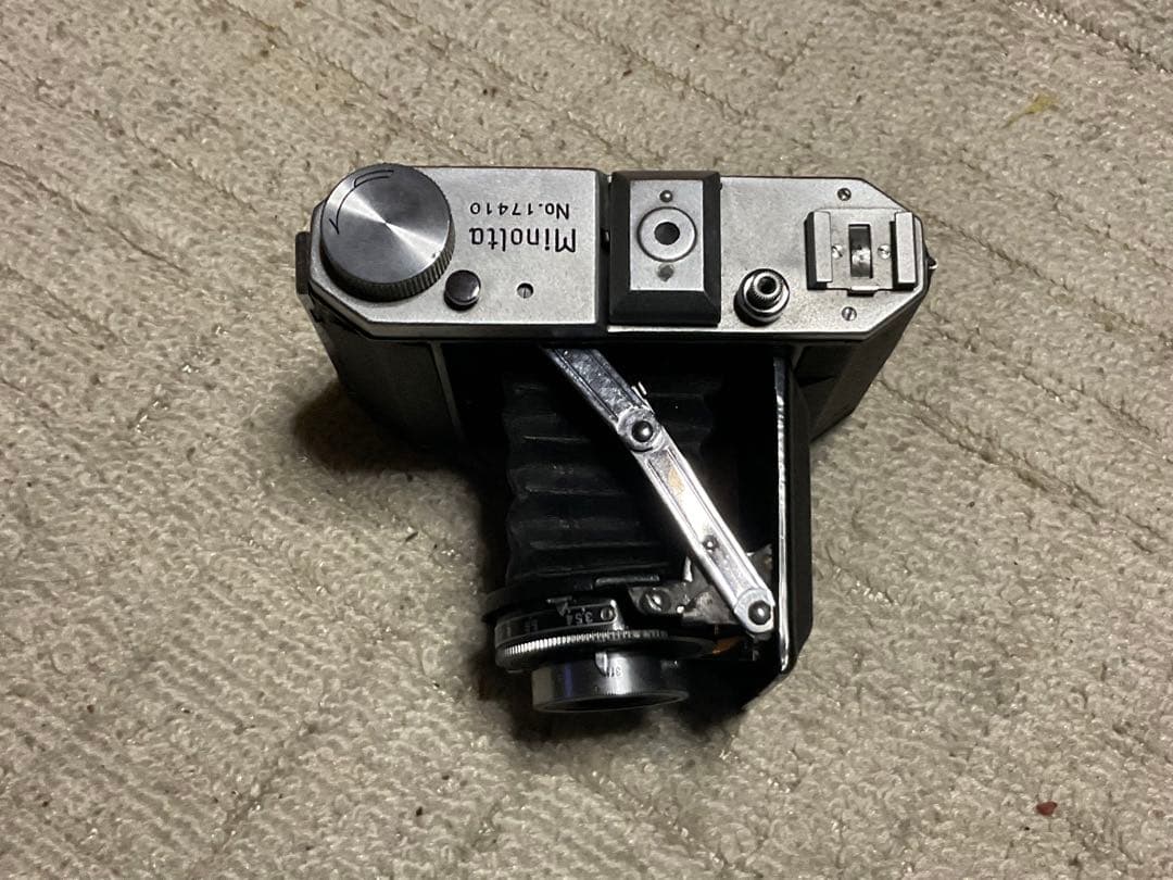 ミノルタ・蛇腹式カメラ、型式不明　年代不明？【蛇腹破れ無しだが、表面ヒビ有り】。