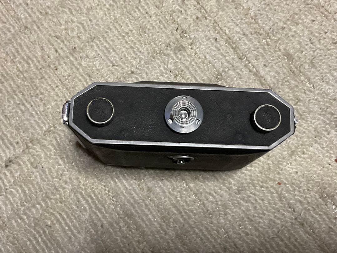 ミノルタ・蛇腹式カメラ、型式不明　年代不明？【蛇腹破れ無しだが、表面ヒビ有り】。