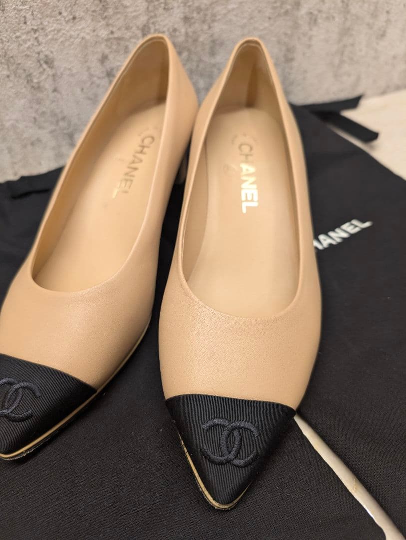 CHANEL ベージュ ブラック トゥキャップパンプス
