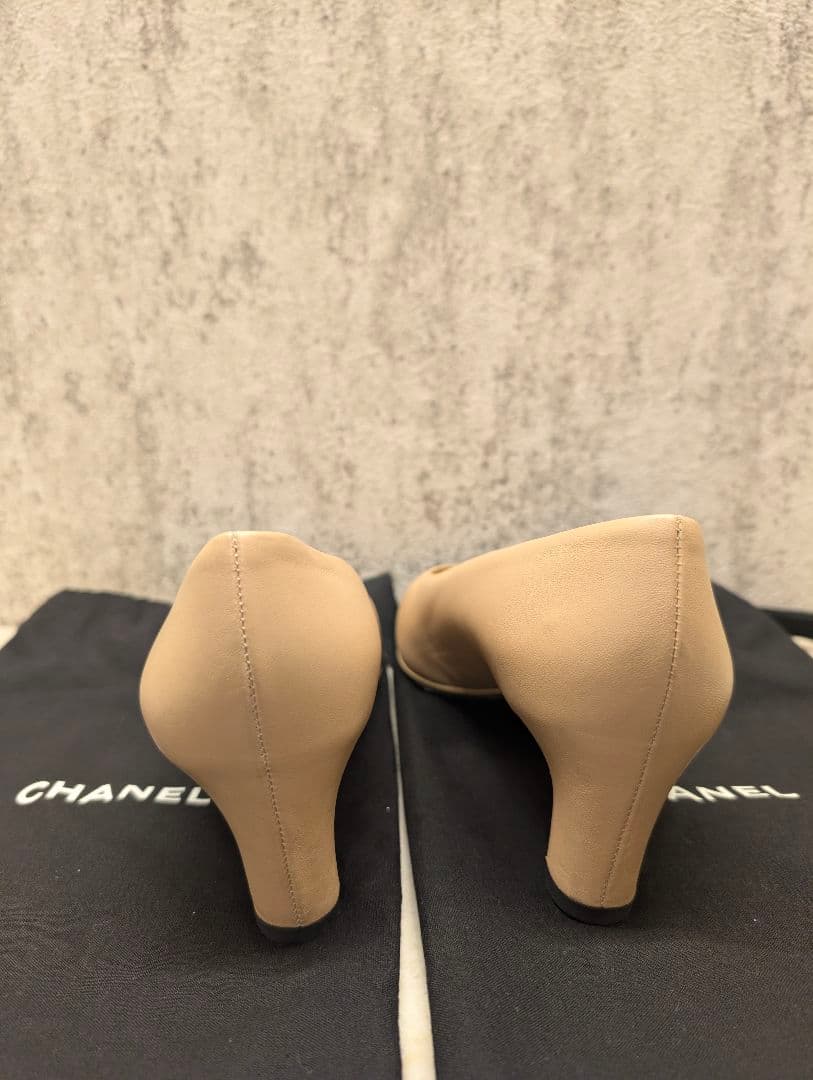 CHANEL ベージュ ブラック トゥキャップパンプス