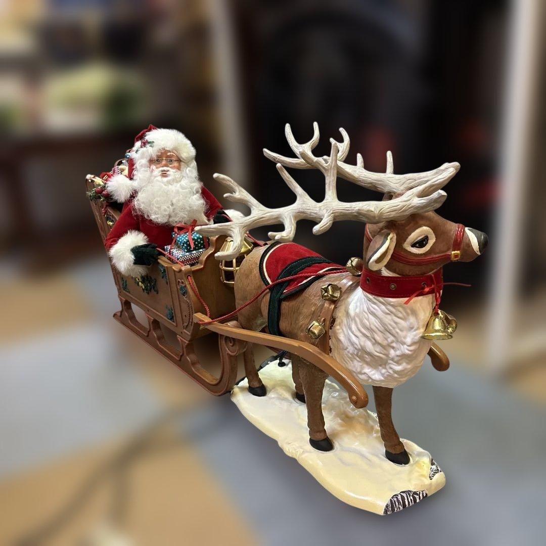 トナカイさんが引くソリに乗ったサンタさん