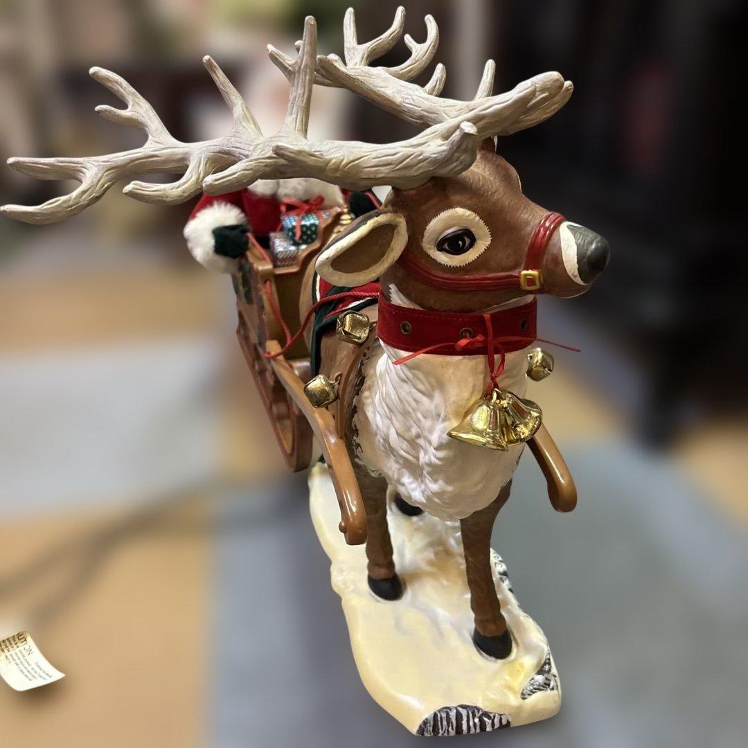 トナカイさんが引くソリに乗ったサンタさん