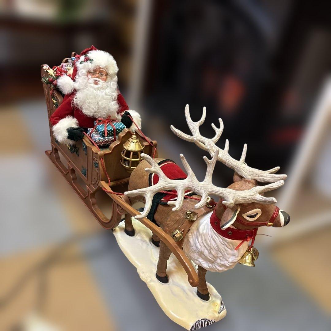 トナカイさんが引くソリに乗ったサンタさん
