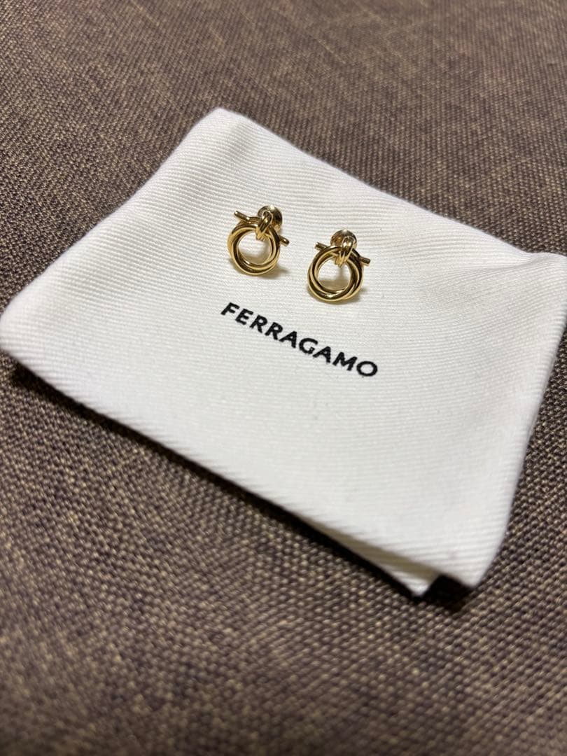 フェラガモ ガンチーニ ピアス