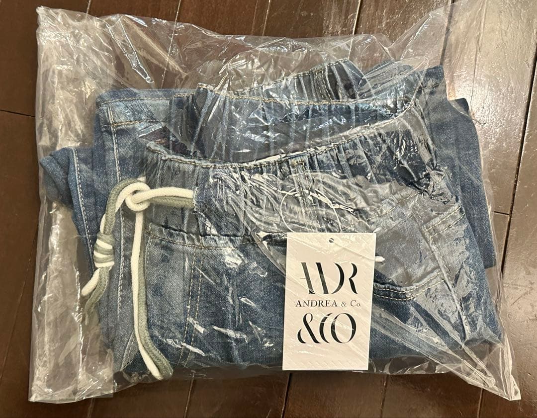 ANDREA&CO.　デニムビジュー刺繍パンツ 新品タグ付き