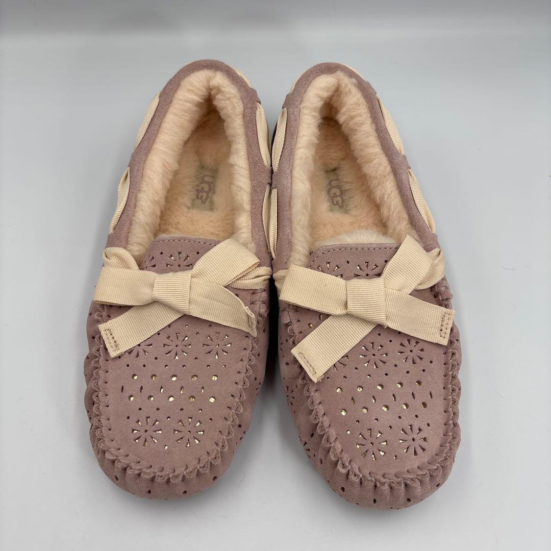 未使用✨UGG アグ　ピンク　スエード　リボン　モカシン パンチング　雪の結晶
