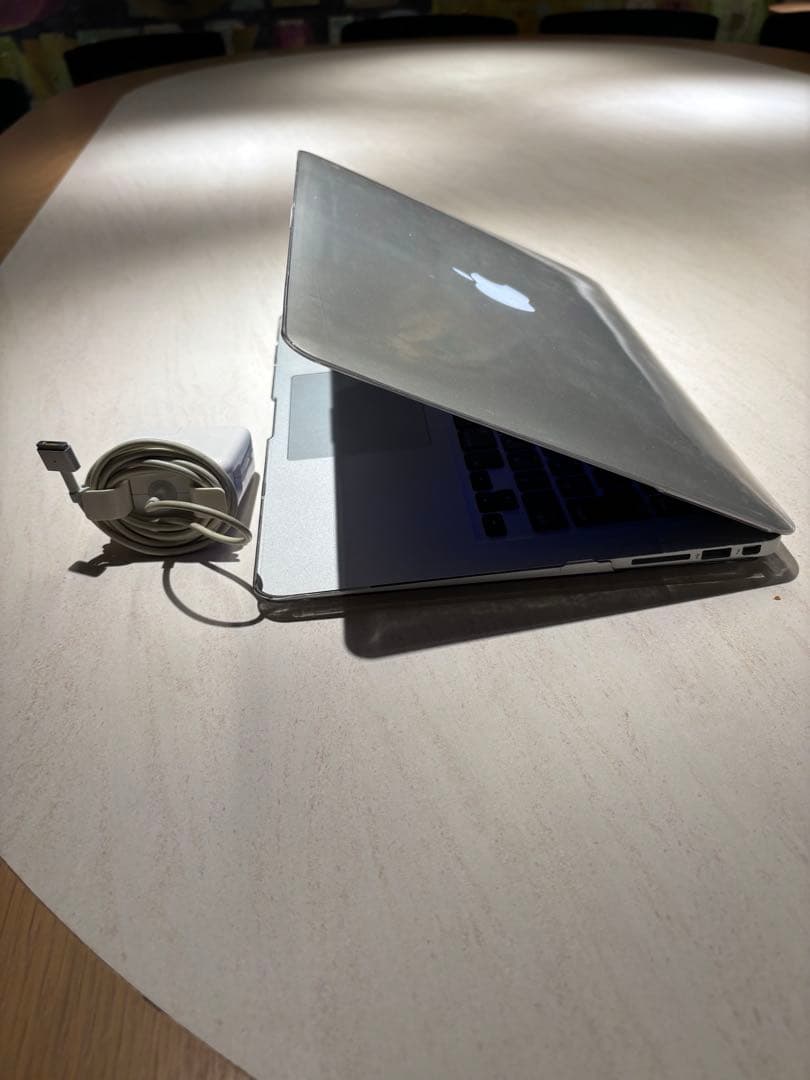 p*g様 MacBook Air (macOS Monterey) 充電器付き